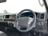 運転席まわりです。 各操作スイッチは使いやすい位置に配置されてます。