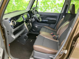 運転席からの視界は広く、運転操作もスムーズに行えます。快適なカーライフをサポートする機能が充実しています。