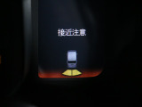 【パーキングセンサー】センサーが周辺の障害物を検知。音とディスプレー表示で障害物との距離をお知らせし、ドライバーに注意を促します。バックでの駐車時や狭い駐車場での出庫時などに役立ちます。