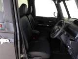 高いホールド性で運転姿勢が安定します。長距離ドライブでも疲れにくいのが魅力です。快適なドライビングライフをお送りください♪