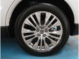 【タイヤ】純正19インチアルミ。タイヤの残量は7mmです。ご納車前に点検・空気圧調整もさせて頂きますので、ご安心下さい。