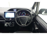 スポーティームード溢れる運転席周りですね。 クイックなドライビングに対応できるよな運転席回りになっています。 ドライブがますます楽しくなりますね!