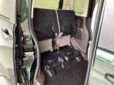 後席の座面をはねあげると、後席のあったスペースがそのまま高さのある荷室空間に!背の高い荷物も横にせずそのまま積み込めます。もちろん左右片方だけのアレンジも可能です。