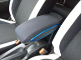 運転時便利なアームレスト付です