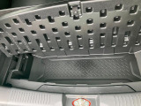 荷室下に収納あります