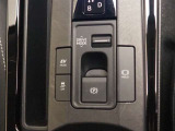 当車両は電動パーキング搭載になります。