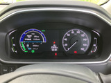 視認性の高いメーター類で、速度やエンジン回転数を一目で確認できます。運転に必要な情報を的確に把握できます。