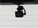 ◆リアにもドライブレコーダーを装備しております◆映像・音声などを記録する自動車用の装置です。もしもの事故の際の記録はもちろん、旅行の際の思い出としてドライブの映像を楽しむことができます。