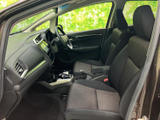 洗練された内装が、上質な空間を演出。ドライバーの集中力を高め、安全な運転をサポートします。快適なドライブをお楽しみください。