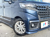 【LEDヘッドライト】悪天候や夜間走行時も良好な視界を確保し安心して運転できる高輝度LEDヘッドライトを装備!点灯速度が早く、消費電力も抑えられています。
