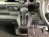 足元スッキリ、インパネシフトです。パーキングブレーキは電子制御パーキングブレーキタイプなので、運転席と助手席の間がスッキリしています。