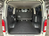 多彩なシートアレンジが可能なため、荷物の量やサイズに合わせて柔軟に室内空間を確保できます。大きな荷物の収納にも対応し、実用性の高い室内設計となっています。