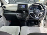 高いホールド性で運転姿勢が安定します。長距離ドライブでも疲れにくいのが魅力です。快適なドライビングライフをお送りください♪