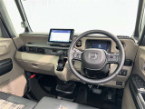 運転席まわりです。 各操作スイッチは使いやすい位置に配置されてます。