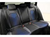 安全性と快適性を追求した、少し硬めのシート。 これは長時間の運転や渋滞などの状況でも、身体の疲労度が少ないことを求めたものです。