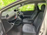 シンプルで機能的なドライバーシート。操作しやすい配置で、快適な運転をサポートします。快適なドライブをお楽しみいただけます。