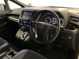 運転席周りのレイアウトをご覧ください。ナビゲーションが綺麗に装着されすっきり収まってますね!