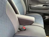 前席にアームレストを装備していますので、ゆったりとした運転ポジションで運転できますよ。