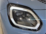 【LEDヘッドライト】先進のLEDテクノロジーを採用。放射される白色光の周波特性は太陽光に近く、バイキセノン・ヘッドライトを上回るコントラストで更に明るく輝きます!