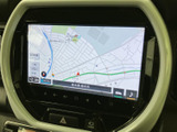 運転席からでも見やすい位置に配置された地図画面。スムーズなナビゲーションで、目的地まで安心して走行できます。情報表示も充実。