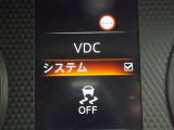 【VDC】滑りやすい路面などでのハンドル操作で車両が横滑りしそうになると、ブレーキおよびエンジン出力を制御し車両の安定性を向上させる。