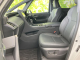 運転席からの視界は広く、運転操作もスムーズに行えます。上質な素材が、快適な運転環境を提供します。