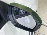 【電動格納ミラー】サイドミラーは電動格納式となっており、狭い駐車場でもキズがつくリスクを抑えられます。