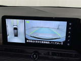 パノラミックビューモニターを装備。駐車場や交差点でクルマを真上から見るように周囲を確認できます。機能の詳細は販売店スタッフまでおたずねください。