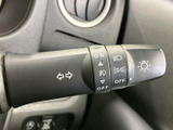 操作しやすいウインカーレバーは、安全な車線変更をサポート。クリアなクリック感で、確実な操作が可能です。スムーズな運転に貢献します。
