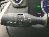 雨天時でもクリアな視界を確保するワイパーレバー。操作感も良く、運転中の視界を良好に保ちます。