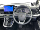運転席まわりです。 各操作スイッチは使いやすい位置に配置されてます。