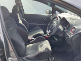 運転席まわりです。実際に座ってみて、乗り心地を体験してみてください,視界も良好です