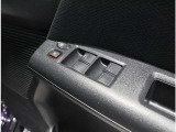 ドア内側、手の届きやすい位置にドアガラスの開閉スイッチ(パワーウインドウ)があります。運転席にはいたずら防止のためのロック付!【AUTO】の書いてあるスイッチはワンタッチで全開全閉ができますよ!