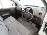 シンプルで使いやすいデザインの運転席です。