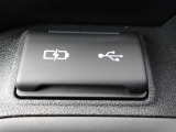 充電用USB端子付き。スマートフォンなどの充電に便利です。