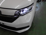 LEDヘッドライト。省電力で明るく遠くまで夜道や雨天時などの安心感を高めます。点灯の瞬間から光量を放つLEDの特性により、トンネルへの進入直後などでも安心感のある視界を提供します。