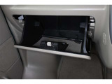 助手席下収納があり車内の荷物も整理できスッキリです♪