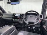 運転席まわりです。 各操作スイッチは使いやすい位置に配置されてます。