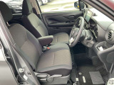 運転席まわりです。実際に座ってみて、乗り心地を体験してみてください,視界も良好です