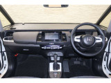 操作性に優れた運転席となります!小物入れや各ボタンの配置にこだわり、使いやすいです!座り心地もよく視認性も良好なのでロングドライブもお任せ下さい!