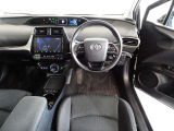 革巻き(合皮製)ステアリングで快適な操作性の運転席です。