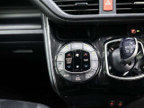 左右独立温度コントロールフルオートエアコンです。運転席、助手席それぞれで独立して温度設定ができます。冷え性の方が乗っても安心ですね♪