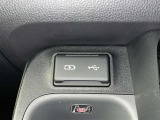 充電用USB端子付き。スマートフォンなどの充電に便利です。