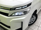 【LEDヘッドライト】悪天候や夜間走行時も良好な視界を確保し安心して運転できる高輝度LEDヘッドライトを装備!点灯速度が早く、消費電力も抑えられています。