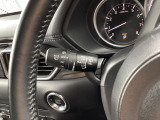 レバーをAUTOの位置にしているとき、レインセンサーが雨を感知すると、雨量に応じてワイパーが自動で作動してくれるオートワイパーを装備!設定変更で非作動にすると、間欠作動に固定されます。