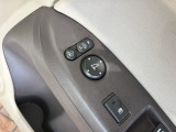 狭い駐車場で便利な電動格納ドアミラーが付いています。