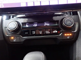運転席からも手が届きやすく、操作しやすい空調コントロールパネル。オートエアコンなので操作の煩わしさが無くオールシーズン快適にドライブできます。快適空間で運転に集中できますね。