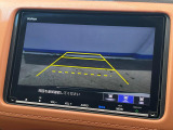 【バックカメラ】駐車時に後方がリアルタイム映像で確認できます。大型商業施設や立体駐車場での駐車時や、夜間のバック時に大活躍!運転スキルに関わらず、今や必須となった装備のひとつです!