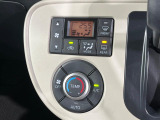 【オートエアコン】一度お好みの温度に設定すれば、車内の温度を検知し風量や温度を自動で調整。暑い&hellip;寒い&hellip;と何度もスイッチ操作をする必要はありません。快適な車内空間には必須の機能ですね♪