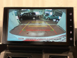 【バックモニター】 駐車時に車両後方の様子を見ることができるので、運転の不安を軽くします。